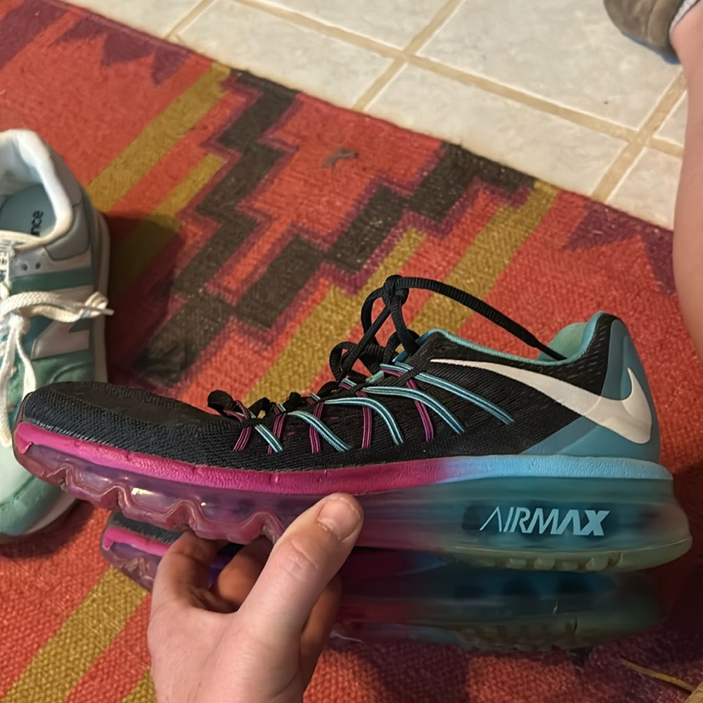Nike AirMax women’s athletic shows. Lightly worn.